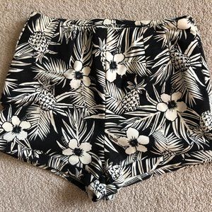 Ladies Garage Black & White Floral Stretch Shorts, Size S